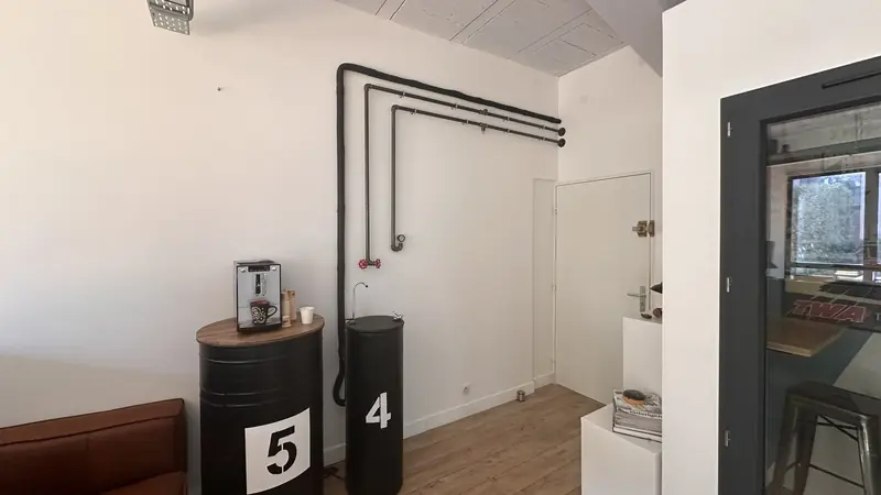Coin café avec machine à grains et fontaine d'eau fraîche