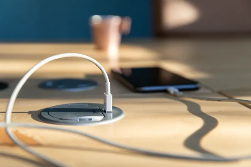 Prise et chargeur intégrés à la table